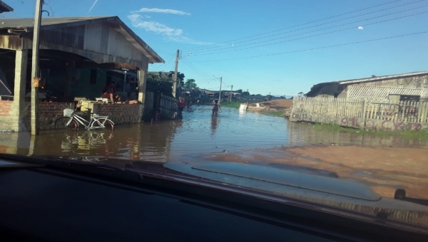 Rio Tarauacá se aproxima dos 10 metros e invade casas e ruas